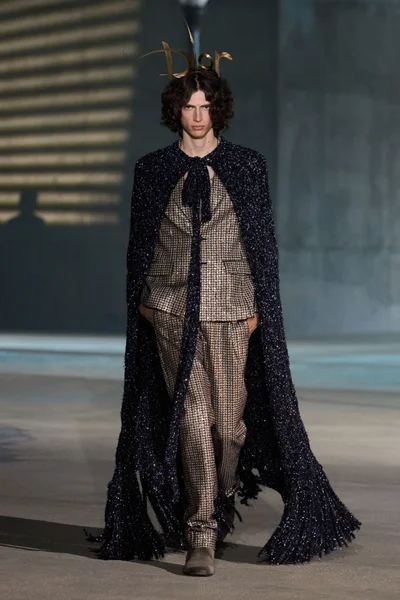 Look 16